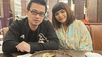DJ seksi ini juga menikmati semangkuk salad segar bersama kerabatnya. Sepertinya enak ya? Foto: Instagram @dinar_candy