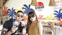 DJ yang sempat berduet dengan Pamela Safitri itu juga pernah menikmati segelas minuman di Dtukad River Club Bali. Foto: Instagram @dinar_candy