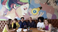 Seru! Kali ini DJ yang memiliki nama asli Dinar Miswari itu sedang makan di sebuah restoran, sambil syuting bersama Jessica Iskandar dan Nia Ramadhani. Foto: Instagram @dinar_candy