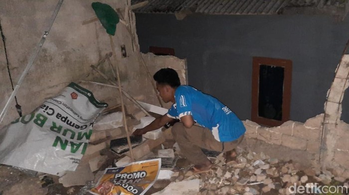 Dinding rumah warga ambruk diguncang gempa