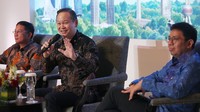 Direktur Promosi Investasi Kementerian Investasi atau Badan Koordinasi Penanaman Modal (BKPM) Saribua Siahaan (paling kiri), Managing Director, Group Foreign Direct Investment (FDI) Advisory and Network Partnerships UOB Sam Cheong (tengah), dan Head of Corporate Banking UOB Indonesia Edwin Kadir (kanan) melakukan tanya jawab dengan media dalam acara UOB Editor’s Circle di Kempinski, Jakarta, Selasa (12/9/2023). 