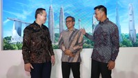 Deputi Bidang Promosi Penanaman Modal Kementerian Investasi atau BKPM Nurul Ichwan (tengah) berbincang bersama Managing Director, Group Foreign Direct Investment (FDI) Advisory and Network Partnerships UOB Sam Cheong (kiri) dan Direktur Global Markets UOB Indonesia Sonny Samuel berbincang dalam acara UOB Editor’s Circle.