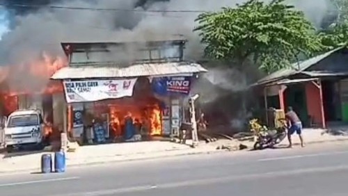 Dua kios di Lembata, NTT, ludes terbakar.