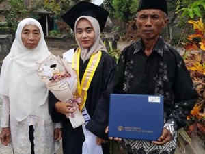 Kisah Dyana, Putri Petani di Sleman yang Jadi Wisudawan Termuda UNY