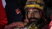 Mark Dickey, 40 tahun, sedang melakukan eksplorasi internasional di gua Morca di pegunungan Taurus di Provinsi Mersin ketika dia mulai menderita pendarahan di bagian saluran pencernaan saat mencapai kedalaman 1.040 meter. (REUTERS/Umit Bektas)  