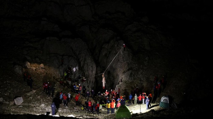 Evakuasi Penjelajah Gua AS yang Terperangkap di Kedalaman 1.000 Meter U.S. caver Mark Dickey, on a stretcher, is carried out of the Morca cave as his rescue operation comes to a successful end near Anamur in Mersin province, southern Turkey September 12, 2023. REUTERS/Umit Bektas