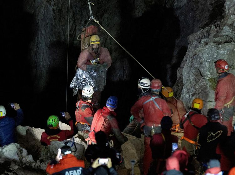 Evakuasi Penjelajah Gua AS yang Terperangkap di Kedalaman 1.000 Meter