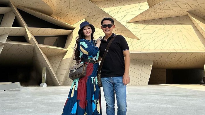 Fitri Carlina dan Hendra Sumendap