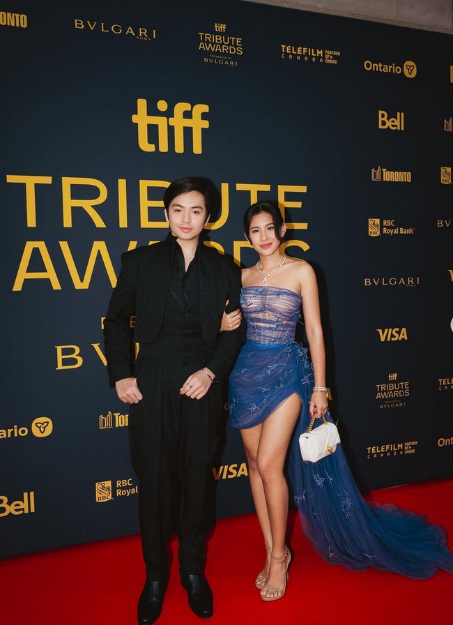 Shenina Cinnamon hadir mendampingi sang kekasih, Angga Yunanda, di pemutaran film Budi Pekerti. Keduanya tampak beropose mesra di red carpet. Foto: Instagram