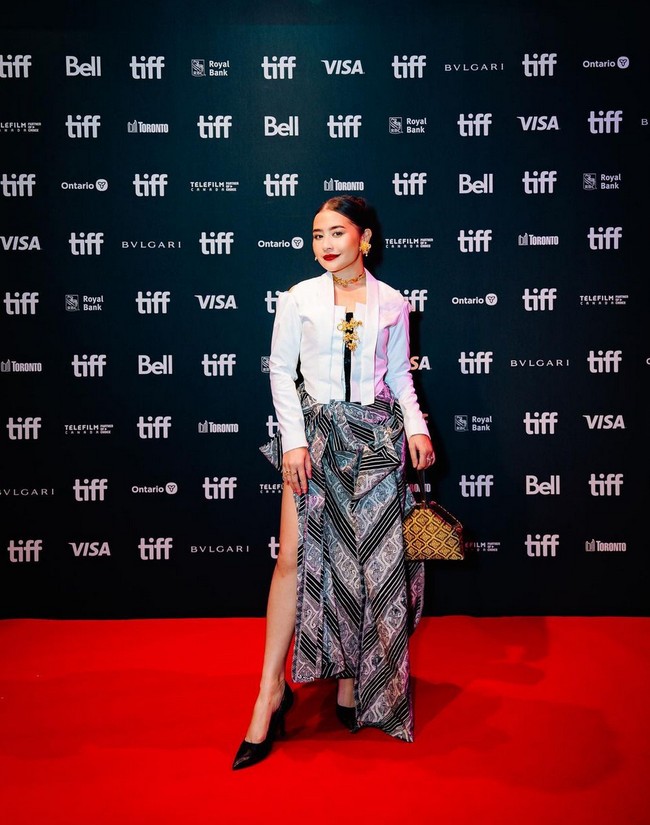 Prilly Latuconsina memadukan kebaya modern bergaya tailoring dengan rok high-slit motif batik. Aktris 26 tahun ini melengkapi busananya dengan perhiasan dan bros emas, serta clutch bernuansa coklat. Foto: Instagram