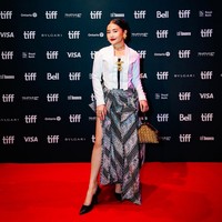 Prilly Latuconsina memadukan kebaya modern bergaya tailoring dengan rok high-slit motif batik. Aktris 26 tahun ini melengkapi busananya dengan perhiasan dan bros emas, serta clutch bernuansa coklat. Foto: Instagram