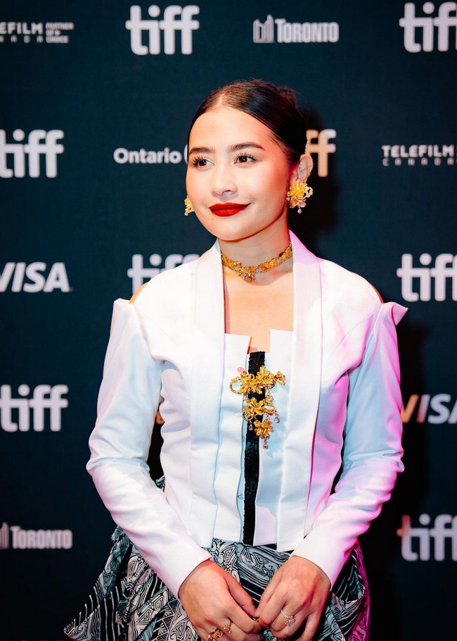 Prilly Latuconsina memilih riasan wajah bold dengan lipstik merah terang, sementara rambutnya disanggul sederhana. Foto: Instagram