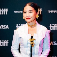 Prilly Latuconsina memilih riasan wajah bold dengan lipstik merah terang, sementara rambutnya disanggul sederhana. Foto: Instagram