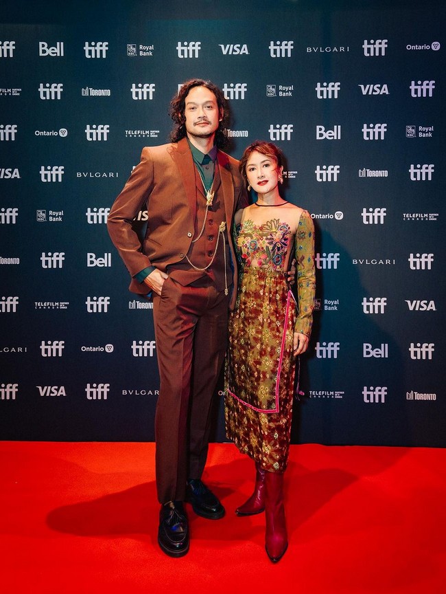 Mendampingi suami, Widi Mulia memadukan blouse berhias bordir bunga dengan rok jumputan serta boots. Penampilannya serasi dengan Dwi Sasono yang mengenakan setelan jas bernuansa warna coklat. Foto: Instagram