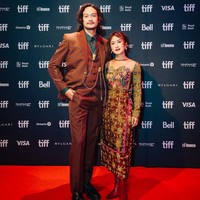 Mendampingi suami, Widi Mulia memadukan blouse berhias bordir bunga dengan rok jumputan serta boots. Penampilannya serasi dengan Dwi Sasono yang mengenakan setelan jas bernuansa warna coklat. Foto: Instagram