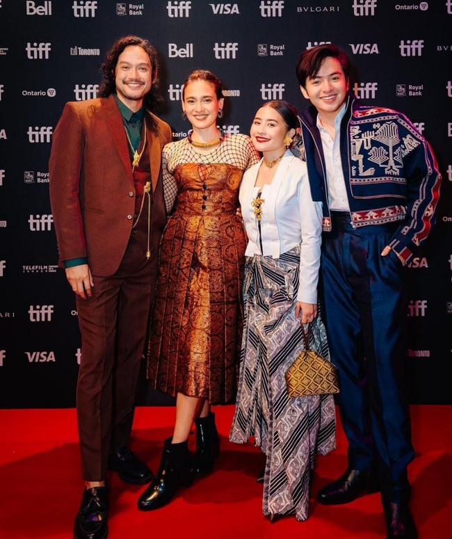 Prilly Latuconsina, Angga Yunanda, Dwi Sasono dan Ine Febriyanti eksis di Toronto International Film Festival (TIFF) 2023 di Kanada. Mereka hadir untuk penayangan perdana film Budi Pekerti. Busana bernuansa etnik jadi pilihan untuk merayakan pemutaran film yang mereka bintangi itu. Foto: Instagram