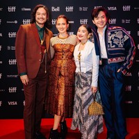 Prilly Latuconsina, Angga Yunanda, Dwi Sasono dan Ine Febriyanti eksis di Toronto International Film Festival (TIFF) 2023 di Kanada. Mereka hadir untuk penayangan perdana film Budi Pekerti. Busana bernuansa etnik jadi pilihan untuk merayakan pemutaran film yang mereka bintangi itu. Foto: Instagram