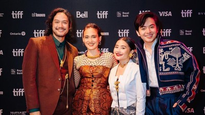 8 Gaya Artis Indonesia di Festival Film Toronto, Prilly Pakai Kebaya Modern