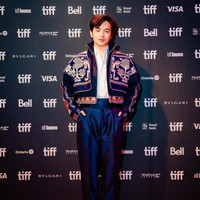 Angga Yunanda menambahkan statement gaya pada setelan kemeja dan celana dengan jaket biru motif tenun Sumba. Foto: Instagram