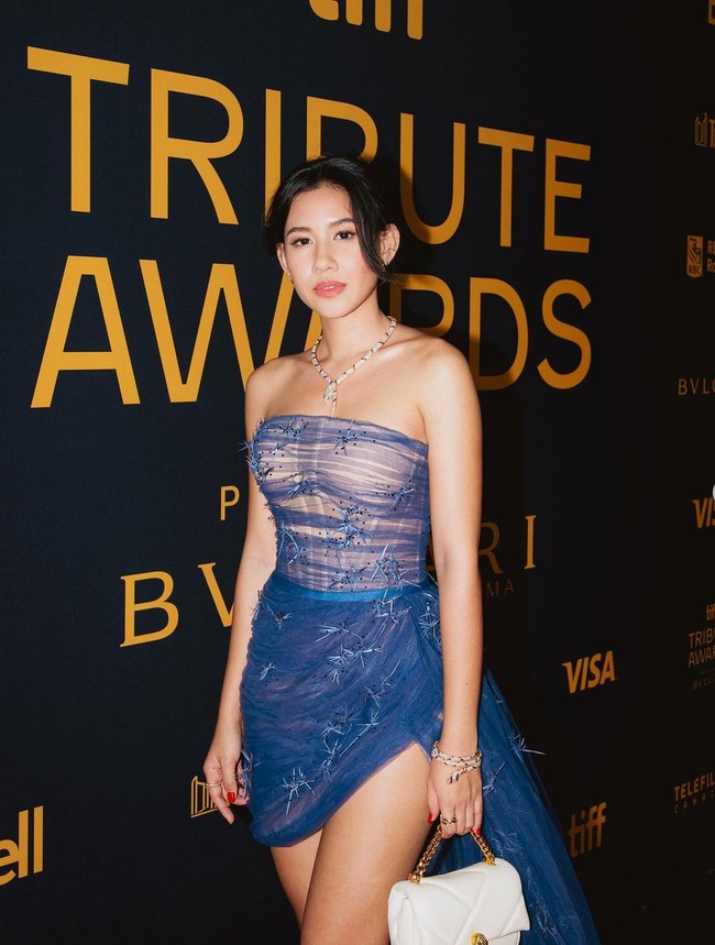 Shenina Cinnamon turut hadir di TIFF 2023. Bintang film Penyalin Cahaya ini tampil seksi dalam balutan gaun strapless biru dari bahan tulle. Foto: Instagram