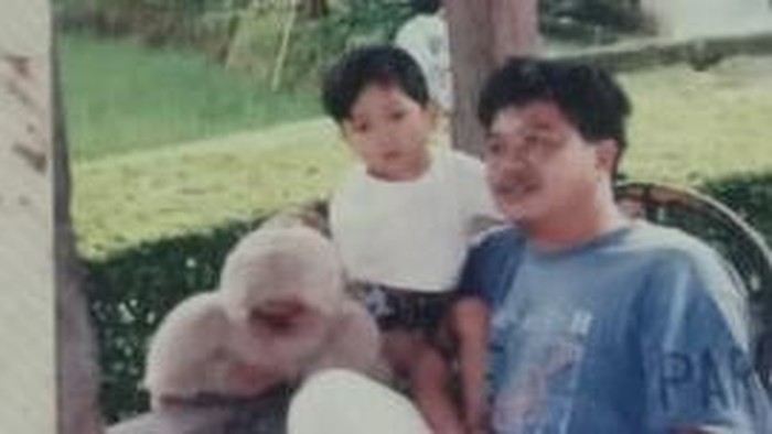 Foto masa kecil Wahyu dan ayahnya.
