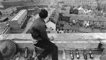 Bocah dengan Molotov yang Disiapkan Di Atap Gedung Di Derry, Selama Pertempuran Bogside, Agustus 1969 Foto: Boredpanda