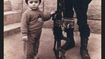 Pavlik Manukyan, Pahlawan Perang Armenia Pada Perang Nagorno-Karabakh Pertama Pada Awal Tahun 1990-an, Terlihat Saat Berkunjung Ke Keluarganya Jauh Dari Garis Depan. Dia Berpose Bersenjata Senapan Mesin Pkm, Berdiri Di Samping Putranya Foto: Boredpanda