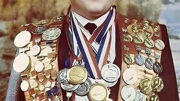 Shavarsh Karapetyan, Perenang Sirip Armenia (Pemegang Rekor Dunia 10 Kali), Yang Menyelamatkan Nyawa 20 Penumpang yang Tenggelam di Bus Yang Jatuh Dari Jembatan Ke Danau Yerevan Foto: Boredpanda