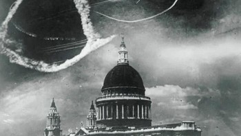 Pilot Jerman dan Inggris Terlibat Pertempuran Udara di Atas Katedral St Paul Selama Pertempuran Inggris, London, 1940, Perang Dunia II Foto: Boredpanda