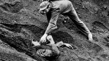 Marinir AS Mendekati Tentara Jepang di Iwo Jima, Jepang Saat Perang Dunia II pada Maret 1945. Foto: Boredpanda