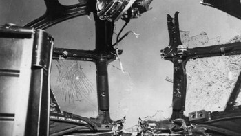 Kokpit Pembom B-24 Amerika Dari Skuadron Bom ke-392 Grup Bom ke-30, Dirusak Oleh Peluru Anti-Pesawat Jepang Pada 27 Januari 1945, Saat Serangan Untuk Membombardir Iwo Jima Foto: Boredpanda