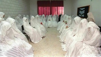 Pengantin Yordania Berkerudung Penuh Terlihat Sabar Menunggu Upacara Pernikahan Massalnya Foto: Boredpanda
