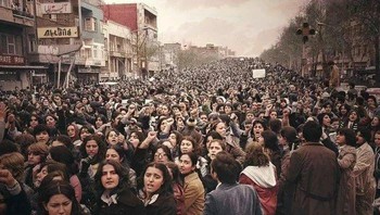 Ribuan Wanita Iran Melakukan Protes di Jalanan Melawan Aturan Wajib Jilbab Pada 1979. Foto: Boredpanda