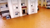 Foto-foto yang diambil penduduk di daerah bencana menunjukkan tanah longsor, bangunan runtuh, dan lingkungan terendam air berlumpur. Libya Almasar TV via AP  