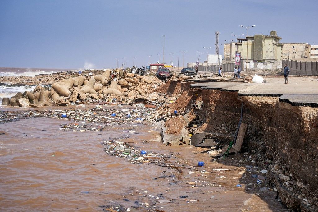 Gambar selebaran yang disediakan oleh kantor perdana menteri sementara Libya yang berbasis di Benghazi pada 11 September 2023 menunjukkan pemandangan jalan pantai yang runtuh di kota timur Derna, sekitar 290 kilometer timur Benghazi, setelah badai Mediterania 