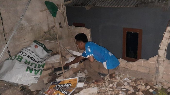 Gempa Cianjur pada Senin (11/9) pukul 23.58 sebabkan sebagian rumah ambruk.
