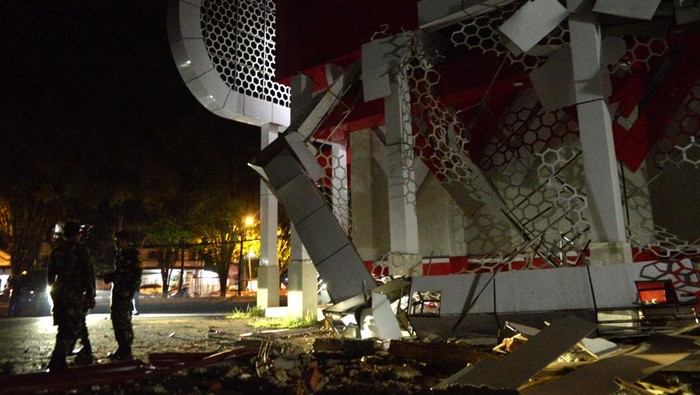 GOR di Manado Hancur Akibat Gempa M 5,9 di Maluku Utara Prajurit TNI berjaga di dekat reruntuhan gedung Hall B Gelanggang Olah Raga (GOR) Wolter Mongisidi, Manado, Sulawesi Utara, Senin (11/9/2023). Gempa magnitudo 5,9 yang mengguncang wilayah Halmahera, Maluku Utara pada Senin (11/9) pukul 19.51 WIB (21.51 WIT) itu mengakibatkan kerusakan pada penampang luar salah satu gedung di kompleks GOR Wolter Mongisidi Manado dan tidak ada korban jiwa dalam peristiwa tersebut. ANTARA FOTO/Adwit Pramono/aww.
