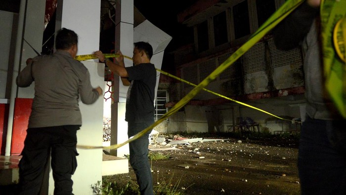 GOR di Manado Hancur Akibat Gempa M 5,9 di Maluku Utara Prajurit TNI berjaga di dekat reruntuhan gedung Hall B Gelanggang Olah Raga (GOR) Wolter Mongisidi, Manado, Sulawesi Utara, Senin (11/9/2023). Gempa magnitudo 5,9 yang mengguncang wilayah Halmahera, Maluku Utara pada Senin (11/9) pukul 19.51 WIB (21.51 WIT) itu mengakibatkan kerusakan pada penampang luar salah satu gedung di kompleks GOR Wolter Mongisidi Manado dan tidak ada korban jiwa dalam peristiwa tersebut. ANTARA FOTO/Adwit Pramono/aww.
