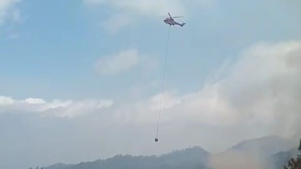 Heli Super Puma water bombing kebakaran Bromo