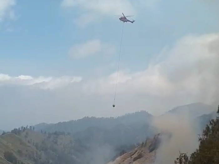 Heli Super Puma water bombing kebakaran Bromo