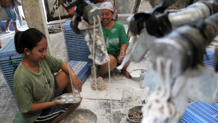 Pekerja menggoreng kerupuk uyel di home industri Desa Sumberagung, Kecamatan Megaluh, Kabupaten Jombang, Jawa Timur, Selasa (12/9/2023). Saat musim kemarau kualitas kerupuk lebih bagus dan cepat kering karena mengandalkan sinar matahari, dalam sehari bisa memproduksi sekitar tiga kuintal kerupuk yang dijual Rp26 ribu per kilogram. ANTARA FOTO/Syaiful Arif/