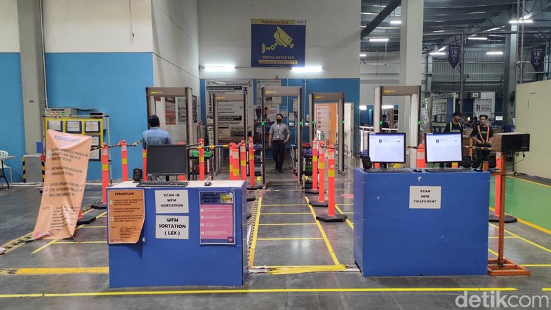 Lazada Indonesia punya gudang raksasa yang dilengkapi dengan teknologi canggih, untuk membuat operasional di dalamnya aman terkendali. Berikut potret gudangnya.