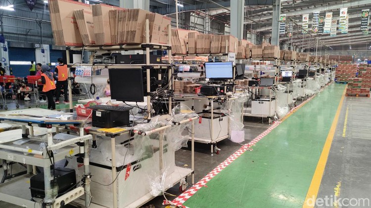 Ini Penampakan Gudang Super Besar Lazada, Hampir 10 Hektar Lazada Indonesia punya gudang raksasa yang dilengkapi dengan teknologi canggih, untuk membuat operasional di dalamnya aman terkendali. Berikut potret gudangnya.