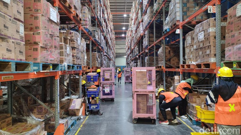 Lazada Indonesia punya gudang raksasa yang dilengkapi dengan teknologi canggih, untuk membuat operasional di dalamnya aman terkendali. Berikut potret gudangnya.