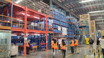 Adiputra mengungkapkan kalau warehouse ini bukan sekedar gudang saja. Foto: (Panji Saputro/detikINET).