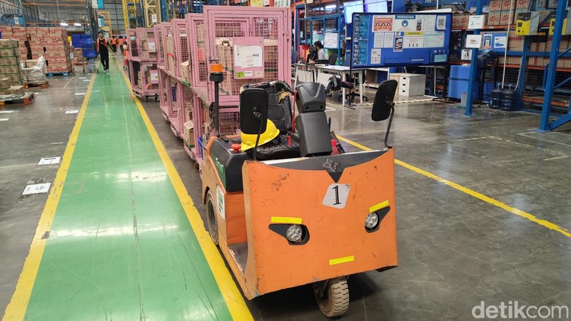 Lazada Indonesia punya gudang raksasa yang dilengkapi dengan teknologi canggih, untuk membuat operasional di dalamnya aman terkendali. Berikut potret gudangnya.
