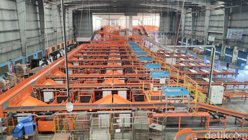 Lazada Indonesia punya gudang raksasa yang dilengkapi dengan teknologi canggih, untuk membuat operasional di dalamnya aman terkendali. Berikut potret gudangnya.