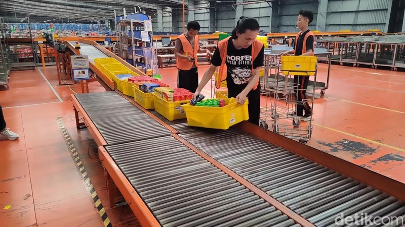 Lazada Indonesia punya gudang raksasa yang dilengkapi dengan teknologi canggih, untuk membuat operasional di dalamnya aman terkendali. Berikut potret gudangnya.