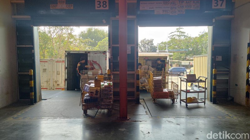 Lazada Indonesia punya gudang raksasa yang dilengkapi dengan teknologi canggih, untuk membuat operasional di dalamnya aman terkendali. Berikut potret gudangnya.