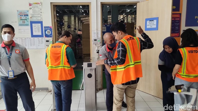 Lazada Indonesia punya gudang raksasa yang dilengkapi dengan teknologi canggih, untuk membuat operasional di dalamnya aman terkendali. Berikut potret gudangnya.